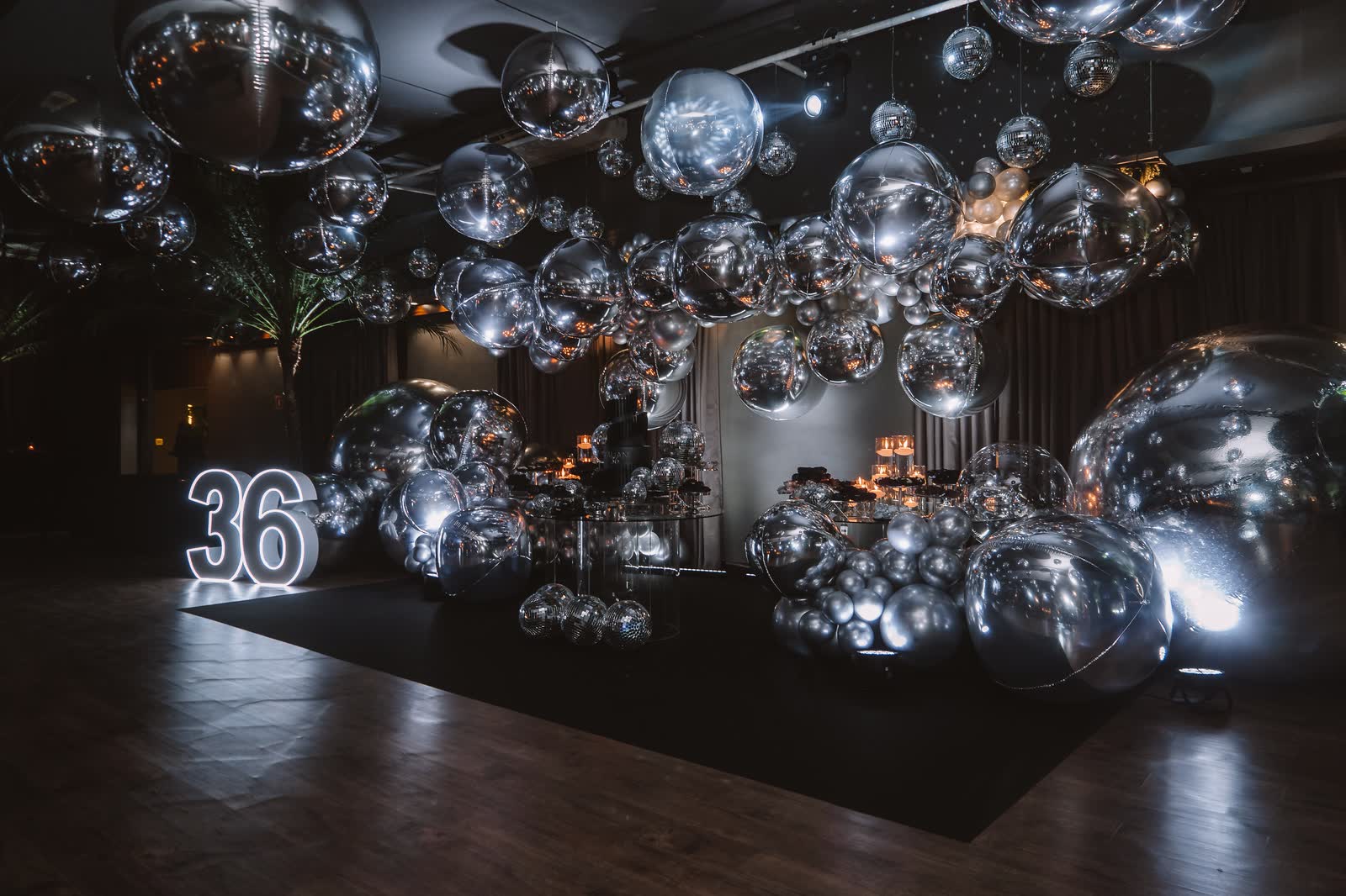 Decoração de 36 anos com globos espelhados sobre a pista