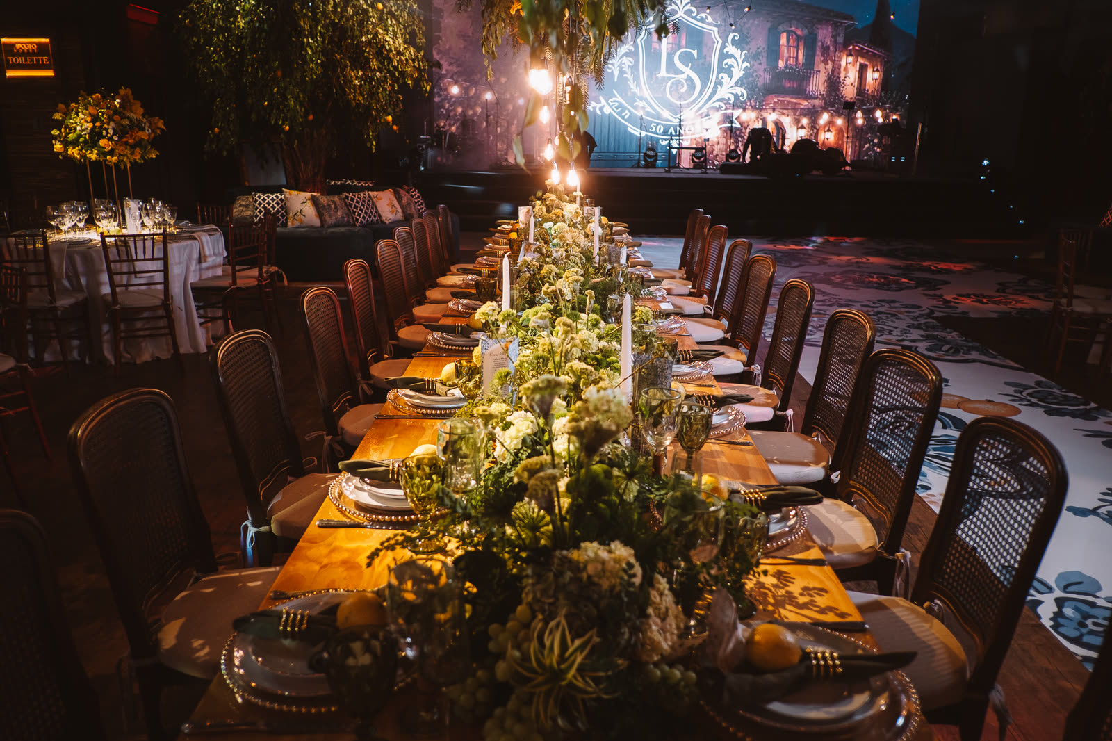 Mesa imperial com folhagens e velas em festa de bodas na Apogeo Nobre