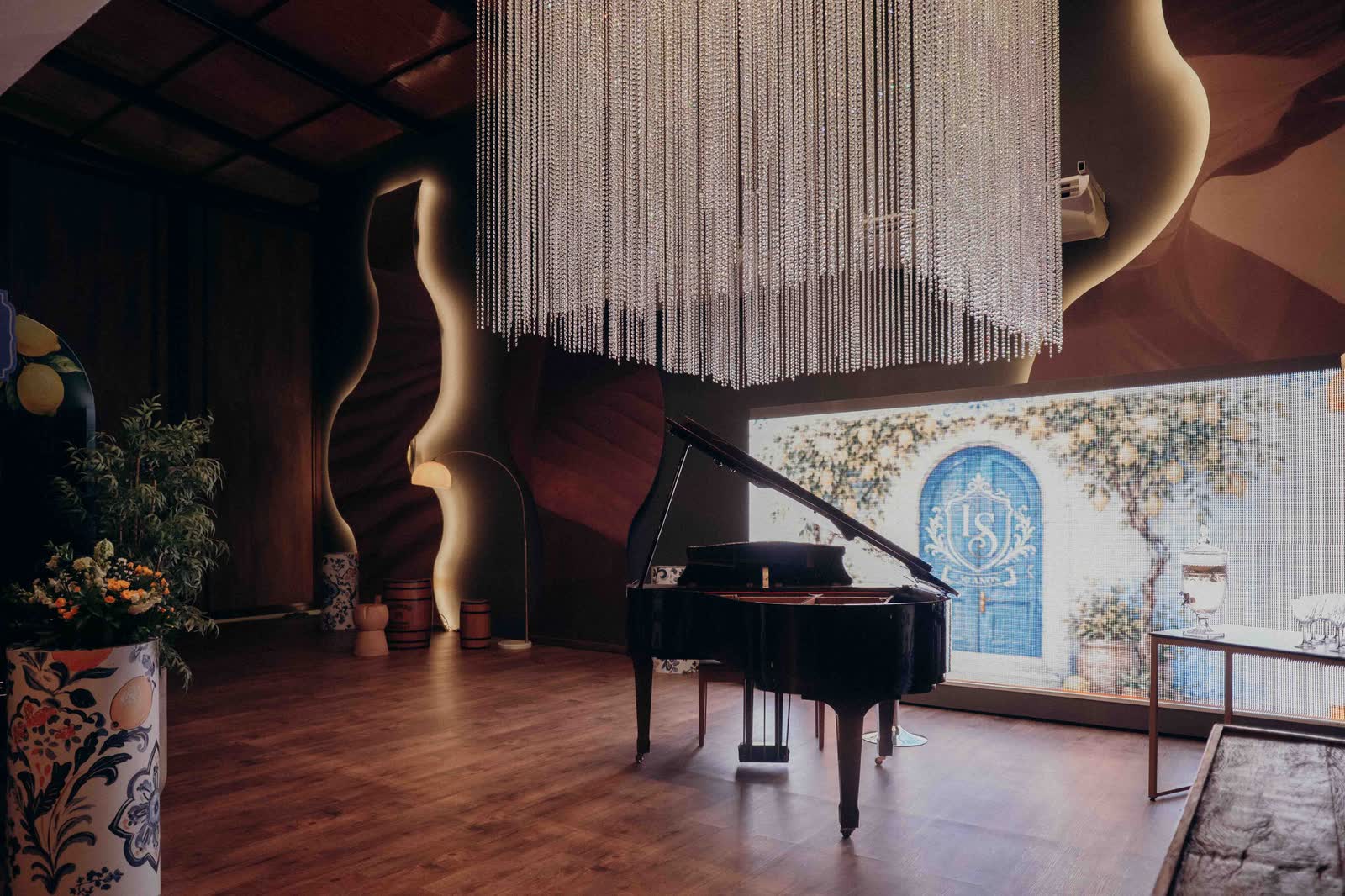 Sala com piano de cauda, cortina de cristal e painel pintado