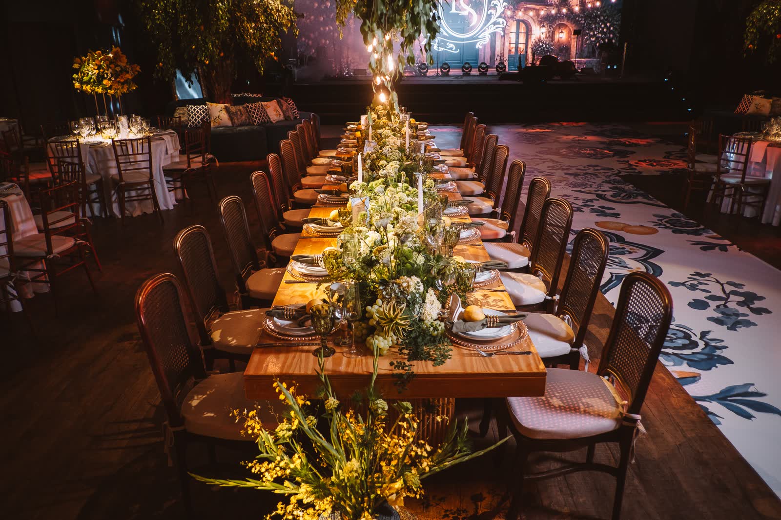 Mesa imperial com centro de folhagens e flores amarelas