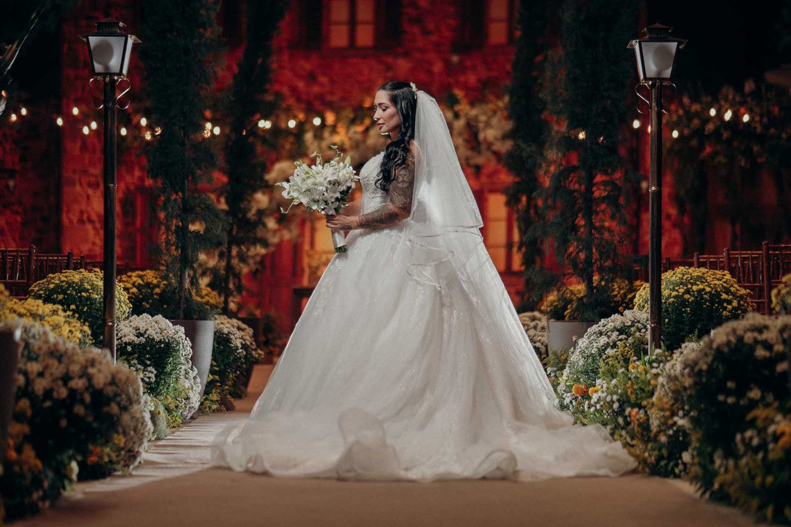 Noiva no cenário toscano com lampiões e flores