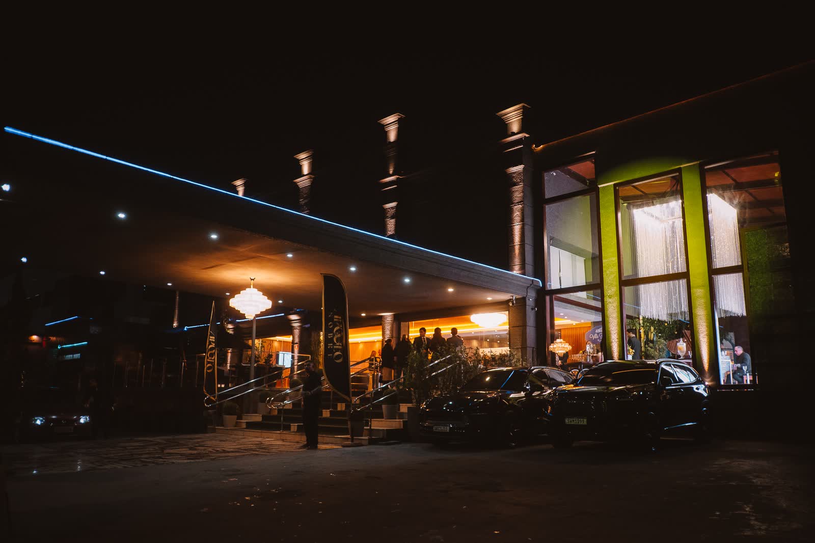 Fachada da Apogeo Nobre à noite, com a entrada iluminada