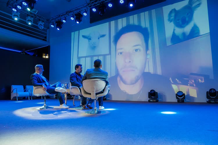 Palco preparado para transmissão ao vivo na Apogeo