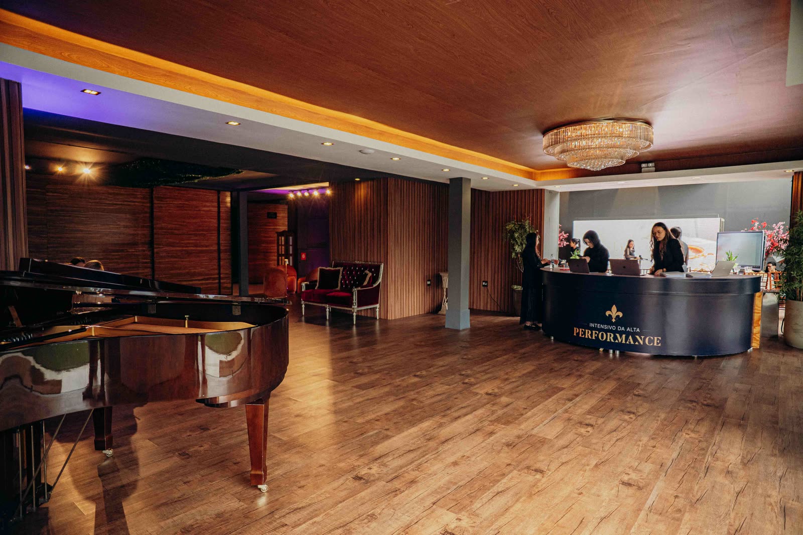 Foyer com piano de cauda e balcão de recepção